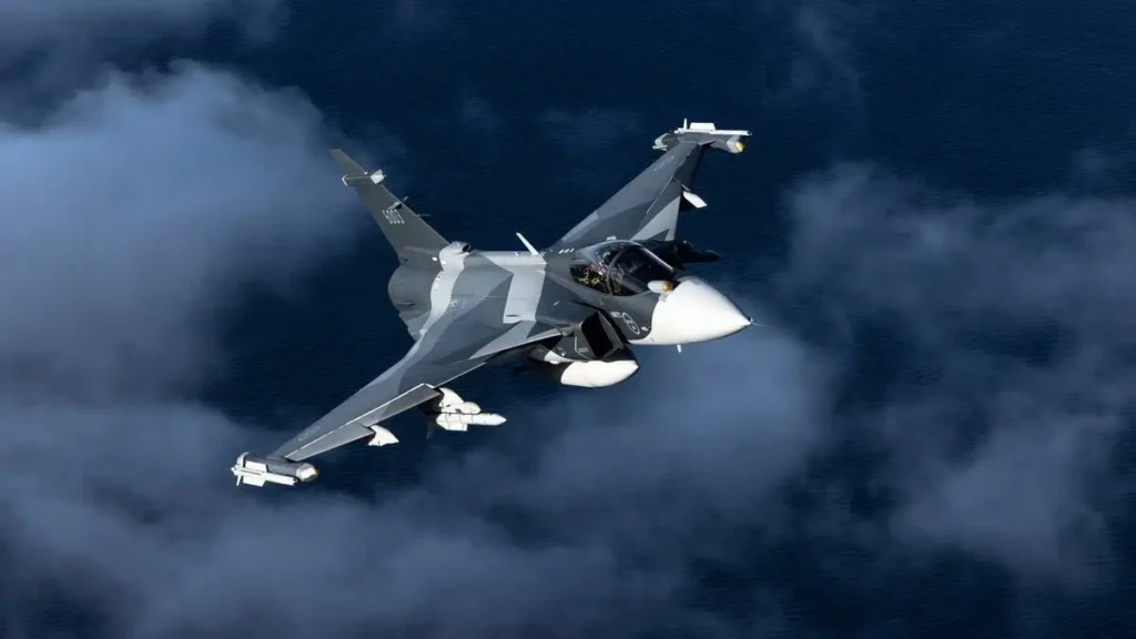 İsveç ve Ukrayna'nın üzerinde anlaştığı tedarik süreci kapsamındaki Saab Gripen E/F savaş uçağı uçuş sırasında.