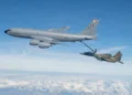 ABD Hava Kuvvetleri KC-135 tanker uçağı ve F-15E savaş uçağı havada yakıt ikmali