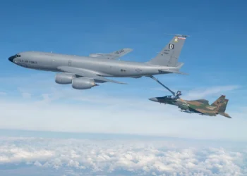 ABD Hava Kuvvetleri KC-135 tanker uçağı ve F-15E savaş uçağı havada yakıt ikmali