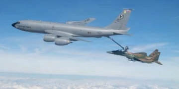ABD Hava Kuvvetleri KC-135 tanker uçağı ve F-15E savaş uçağı havada yakıt ikmali