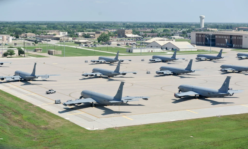 Askeri hava üssünde konuşlu ABD Hava Kuvvetlerine ait KC-135 Stratotanker yakıt ikmal uçakları filosu