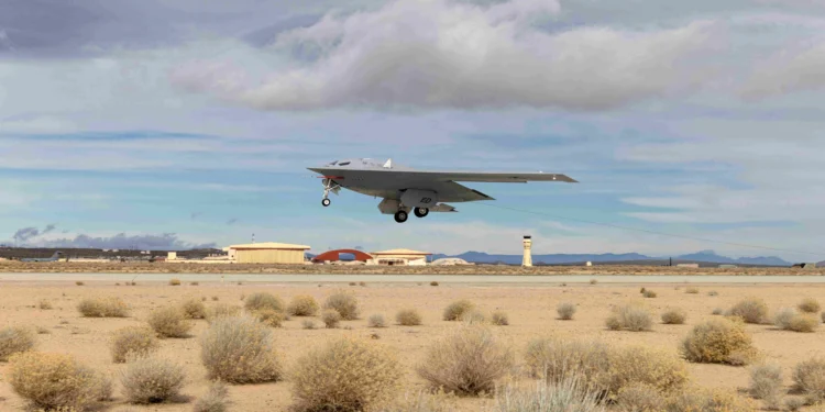 ABD Hava Kuvvetleri'ne ait B-21 Raider bombardıman uçağı Edwards Hava Kuvvetleri Üssü'nde test uçuşu gerçekleştiriyor.