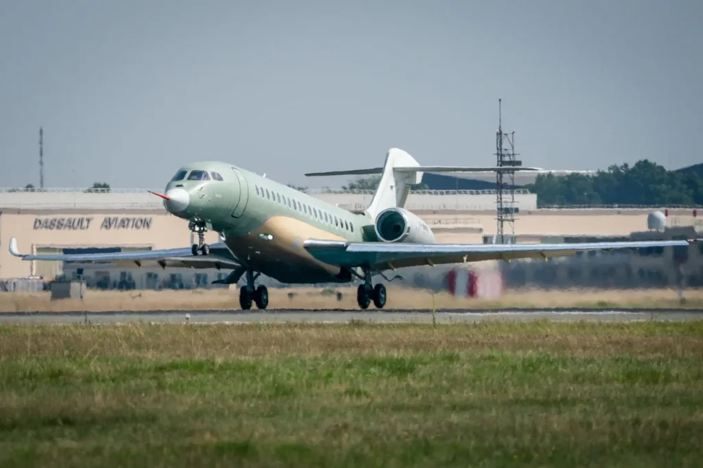 Dassault Aviation tesisleri önünde kalkış yapan Falcon 10X prototipi