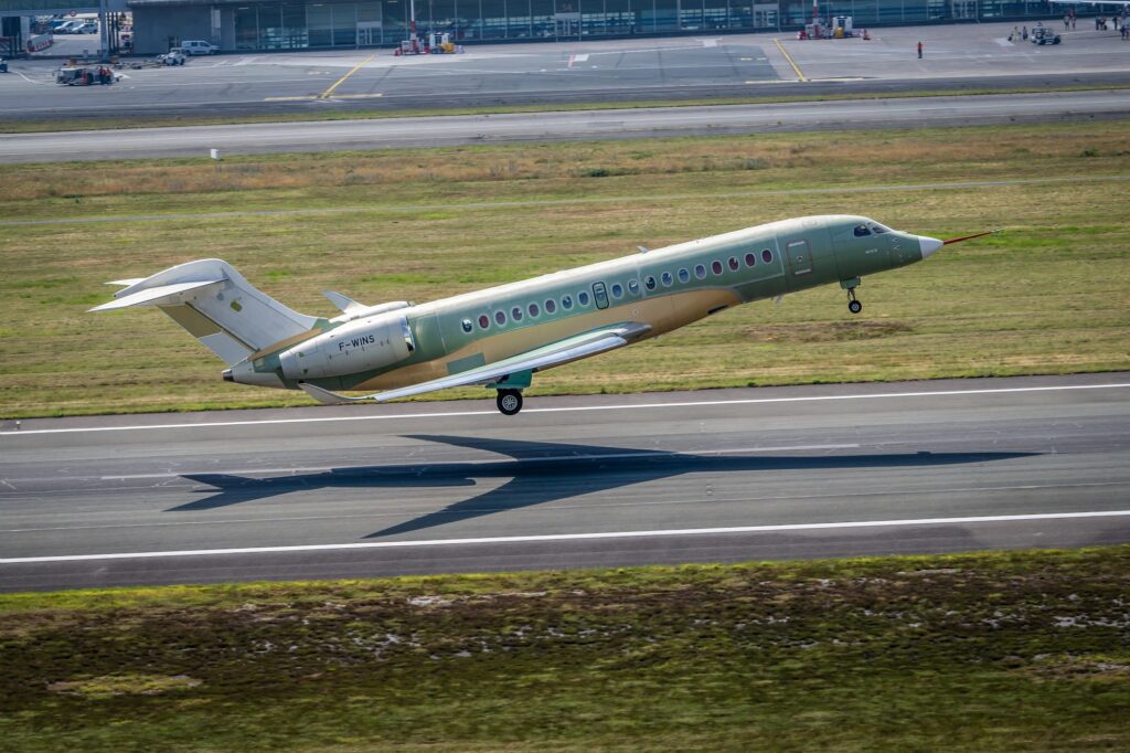 Falcon 10X iş jeti Bordeaux-Mérignac Havalimanı pistinden havalanırken