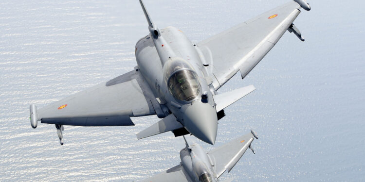 ECRS Mk1 AESA radarı test edilen İspanya Hava Kuvvetleri Eurofighter Typhoon savaş uçakları.