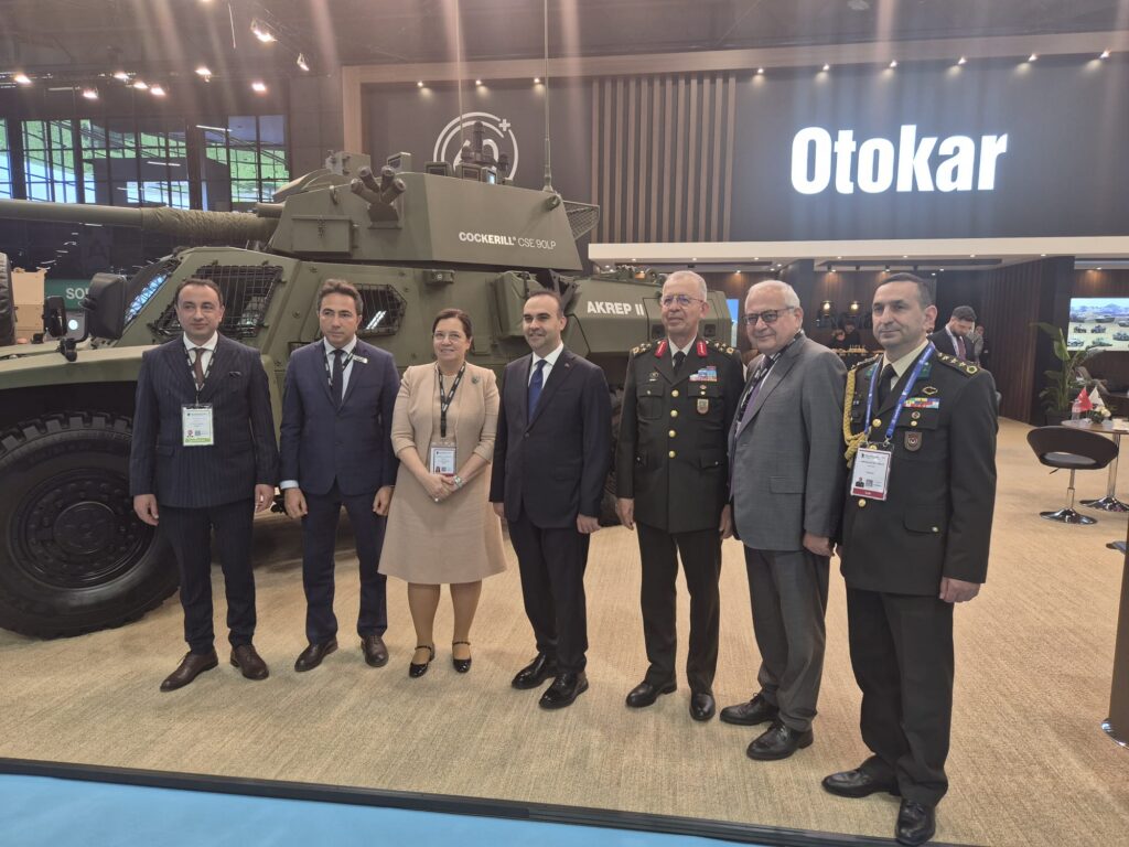Sanayi ve Teknoloji Bakanı Mehmet Fatih Kacır, Paris'teki Eurosatory 2026 fuarında Otokar standını ziyaret ederek AKREP II zırhlı aracı önünde heyetle hatıra fotoğrafı çektirdi.