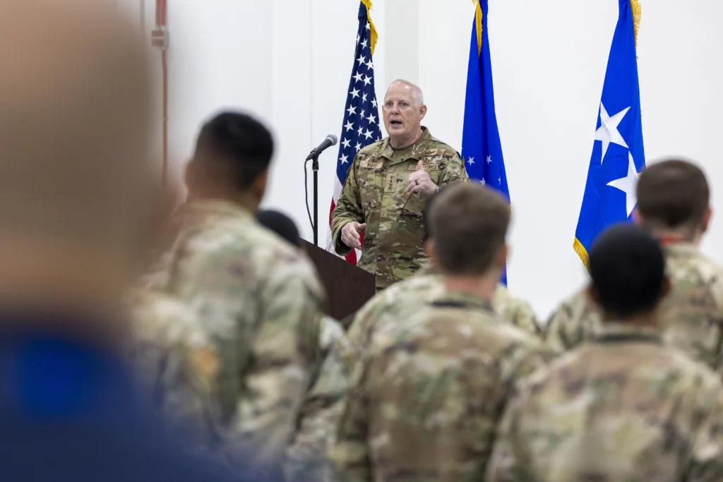ABD Hava Kuvvetleri'nden General Dale White, B-21 Raider programı ve tedarik süreçlerindeki aciliyet vurgusu üzerine birliğe hitap ediyor.
