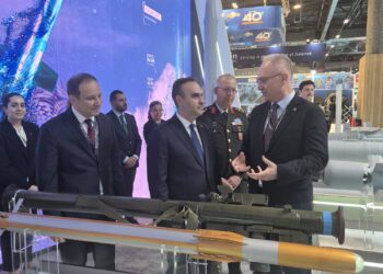 Sanayi ve Teknoloji Bakanı Mehmet Fatih Kacır ve Roketsan Genel Müdürü Murat İkinci Eurosatory 2026 fuarında SUNGUR füzesini inceliyor.