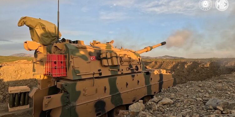 MKE tarafından üretilen Fırtına obüsü, TSK'ya yapılan yüklü teslimatlar kapsamında arazide