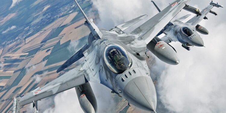 NATO’nun Baltık Kalesi Polonya analizi için gökyüzünde uçuş yapan Polonya Hava Kuvvetleri'ne ait F-16 savaş uçakları.