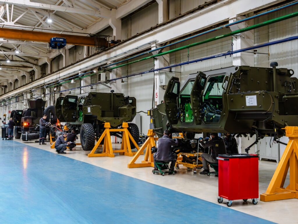 Otokar'ın Romanya'da devraldığı Automecanica SA Mediaş tesislerindeki COBRA II üretim hattından ilk kareler.