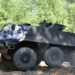 Litvanya ordusu için tedarik edilmesi planlanan Patria 6x6 zırhlı taktik tekerlekli araç arazide ilerlerken