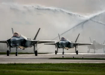 Polonya'nın Łask kentindeki 32. Taktik Hava Üssü'nde düzenlenen törenle envantere kabul edilen F-35 Husarz uçakları, geleneksel su takı altında ilerliyor.