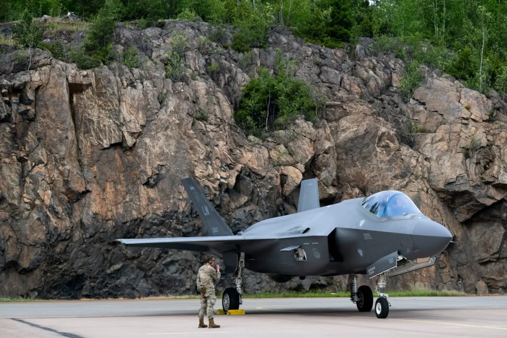 RAF Lakenheath üssüne bağlı ABD Hava Kuvvetleri F-35A Lightning II savaş uçağı ve yer görevlisi