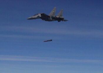 Hindistan Hava Kuvvetlerine ait bir savaş uçağından bırakılan RudraM-II hava-yer füzesinin test uçuşu