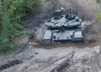 Rusya T-90M Proryv ana muharebe tankı sahada ilerliyor.