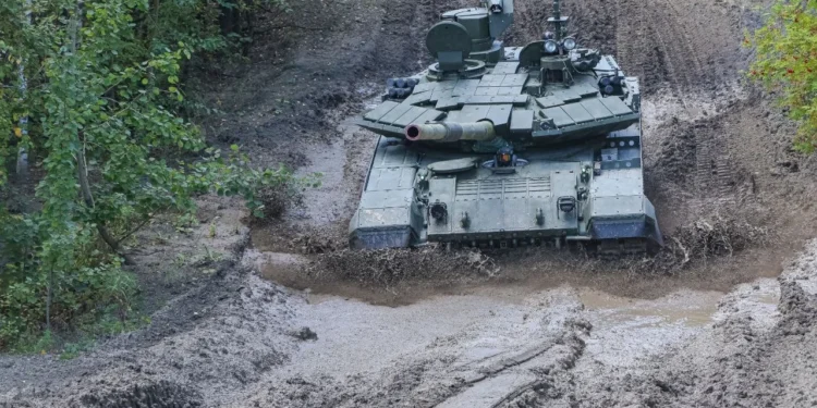 Rusya T-90M Proryv ana muharebe tankı sahada ilerliyor.