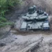 Rusya T-90M Proryv ana muharebe tankı sahada ilerliyor.