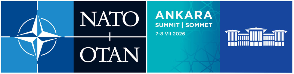 Ankara NATO Zirvesi resmi logosu ve afişi, Cumhurbaşkanlığı Külliyesi silüeti ve 7-8 Temmuz 2026 tarihleriyle ittifakın Türkiye'deki tarihi buluşmasını gösteriyor.