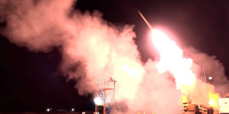 ABD'nin THAAD balistik füze savunma sisteminin gece fırlatılış anı ve itki sisteminden çıkan alevler.