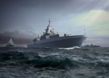 Alman Donanması için üretilen ThyssenKrupp Marine Systems (TKMS) tasarımı MEKO A-200 DEU sınıfı fırkateyn, açık denizde seyir halinde.