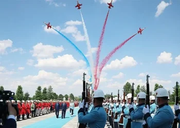Ankara NATO Zirvesi karşılama töreninde Türk Yıldızları gösterisi ve resmi geçit