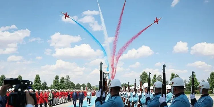 Ankara NATO Zirvesi karşılama töreninde Türk Yıldızları gösterisi ve resmi geçit