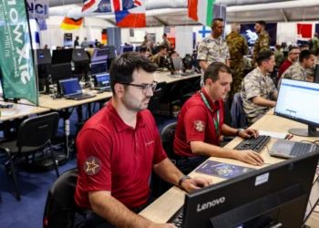 HAVELSAN NATO CWIX Tatbikatı kapsamında testleri başarıyla tamamlayan mühendislerin bilgisayar başındaki çalışma anı.