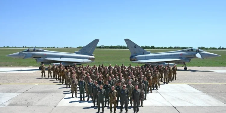 İtalyan Hava Kuvvetleri Eurofighter uçakları ve 51. Kanat Hava Görev Grubu personeli NATO Romanya görevinde