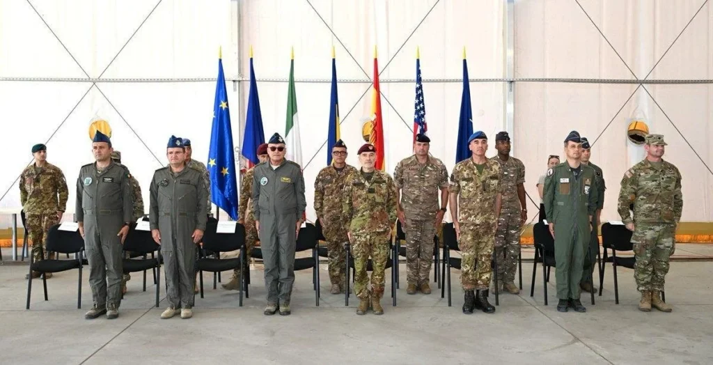Müşterek Kuvvetler Operasyon Komutanı Orgeneral Giovanni Maria Iannucci ve askeri yetkililer NATO Romanya görev kapanış töreninde