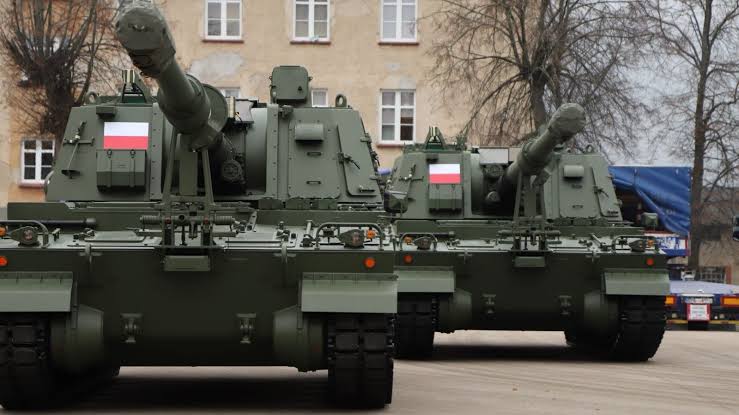Poland NATO defence: A pair of K9 Thunder self-propelled howitzers in Polish Army service, visualising South Korean-Polish military procurement cooperation.