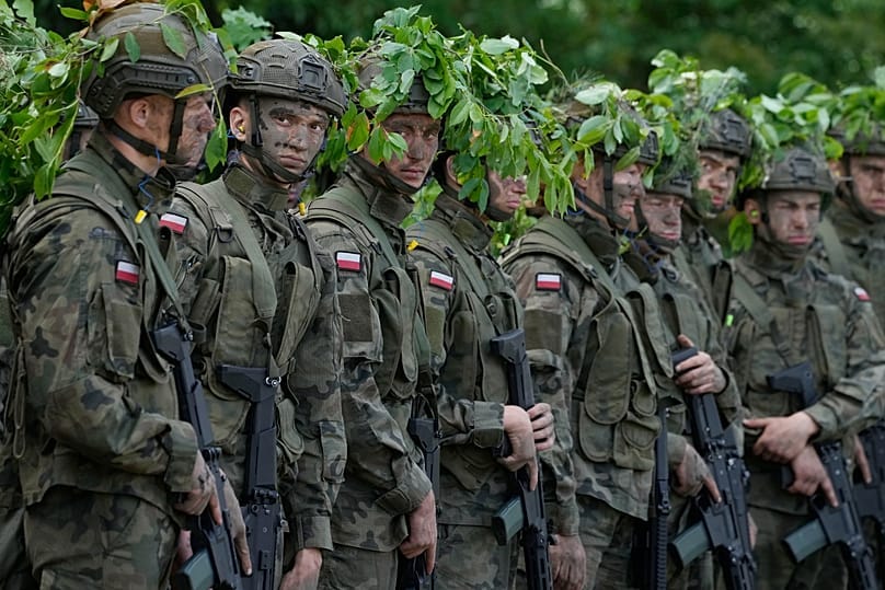 Polonya Kara Kuvvetleri'ne ait askeri personel, bölgesel ittifaklar ve ortak NATO tatbikatları kapsamında kamuflajlı teçhizatlarıyla bir arada.