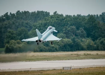 Almanya için üretilen ilk Quadriga Eurofighter Tranche 4 savaş uçağı, Manching pistinden ilk uçuşunu gerçekleştirirken.