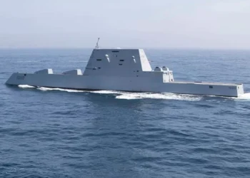 ABD Donanması'na ait USS Zumwalt DDG 1000 muhribi deniz seyri esnasında görülüyor.