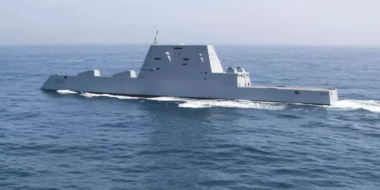 ABD Donanması'na ait USS Zumwalt DDG 1000 muhribi deniz seyri esnasında görülüyor.
