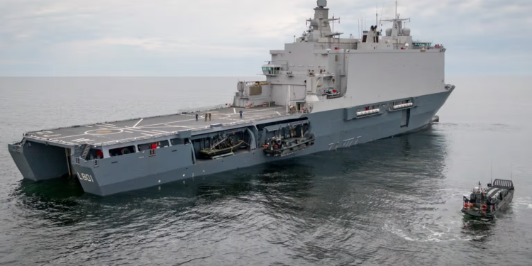 NATO Müttefik Mukabele Kuvveti (ARF) görevi için tahsis edilen Hollanda amfibi gemisi Zr.Ms. Johan de Witt.