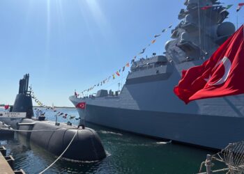 Türkiye's first national frigate, TCG İSTANBUL, and the HIZIRREİS submarine were opened to visitors at the Gölcük Shipyard within the scope of TEKNOFEST Mavi Vatan.