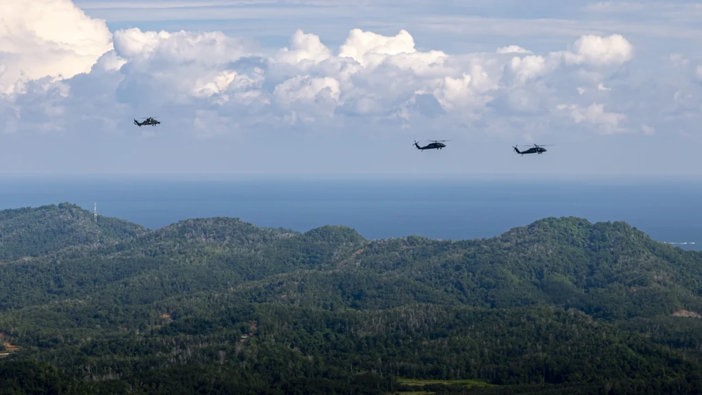 ARH Tiger ve UH-60M Black Hawk helikopterleri Malezya kıyı şeridi üzerinde birlikte uçuyor