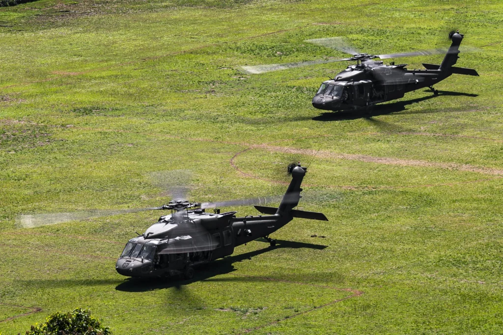 ABD Ordusu'na ait UH-60M Black Hawk helikopterleri Keris Strike tatbikatı sırasında pistte.