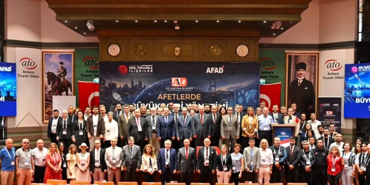Afetlerde Büyük Veri Yönetimi Sempozyumu toplu aile fotoğrafı