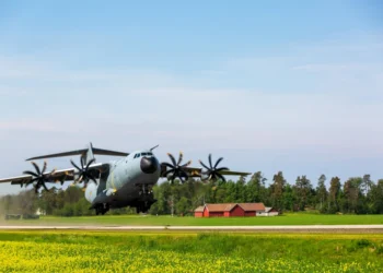 Belçika Hava Kuvvetleri'ne bağlı A400M askeri nakliye uçağının İsveç'teki otoyol inişi