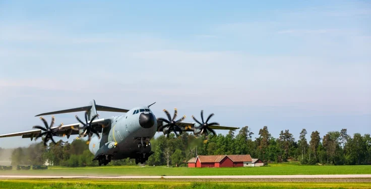 Belçika Hava Kuvvetleri'ne bağlı A400M askeri nakliye uçağının İsveç'teki otoyol inişi