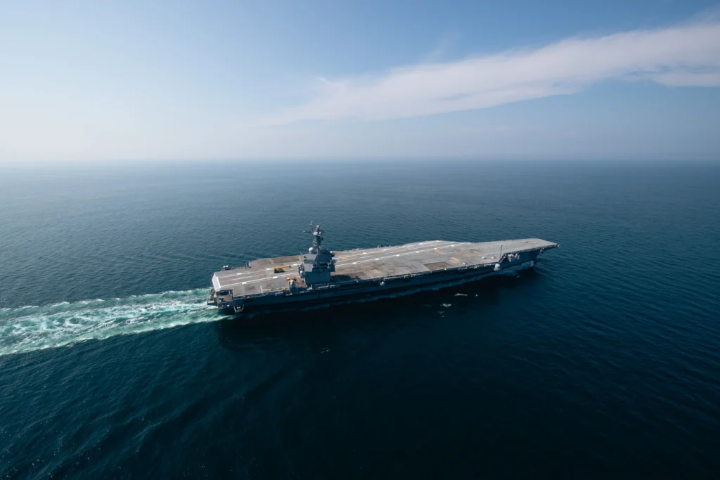 John F. Kennedy CVN 79 açık denizde seyir hâlinde görüntülendi.