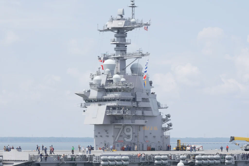 John F. Kennedy CVN 79 güvertesinde Donanma personeli görev başında