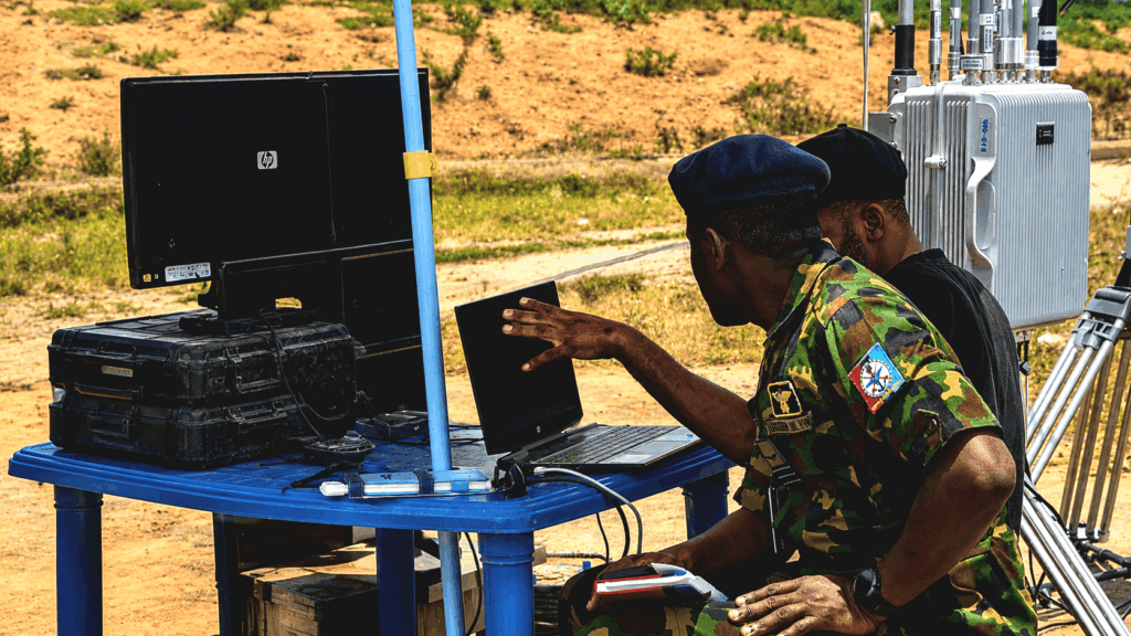 Nijerya askeri personeli anti-drone sisteminin saha tatbikatında görev başında.