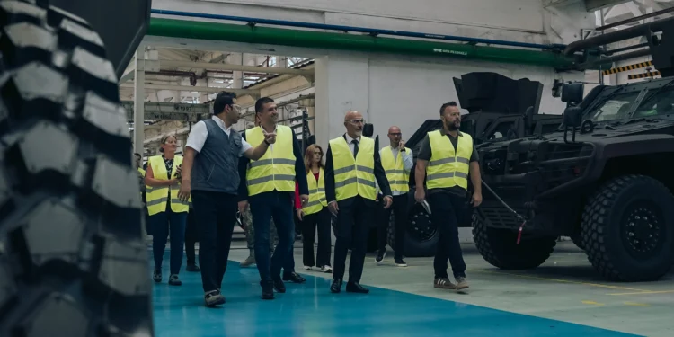 Romanya Savunma Bakanı Radu-Dinel Miruță, Otokar'ın Mediaş fabrikasındaki COBRA II üretim hattını inceliyor.