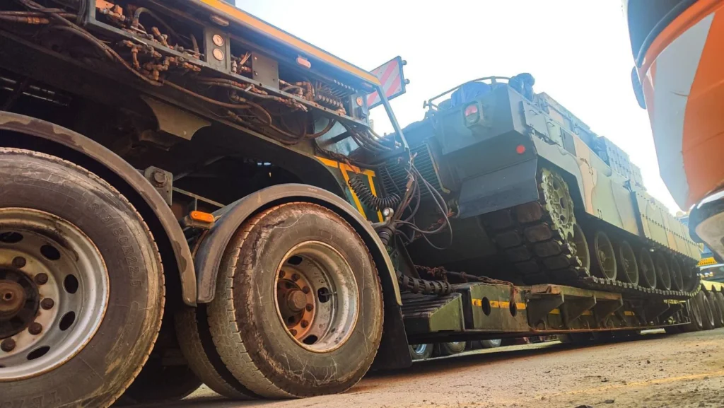 K2 tankının vinçle Polonya limanında karaya indirilmesi