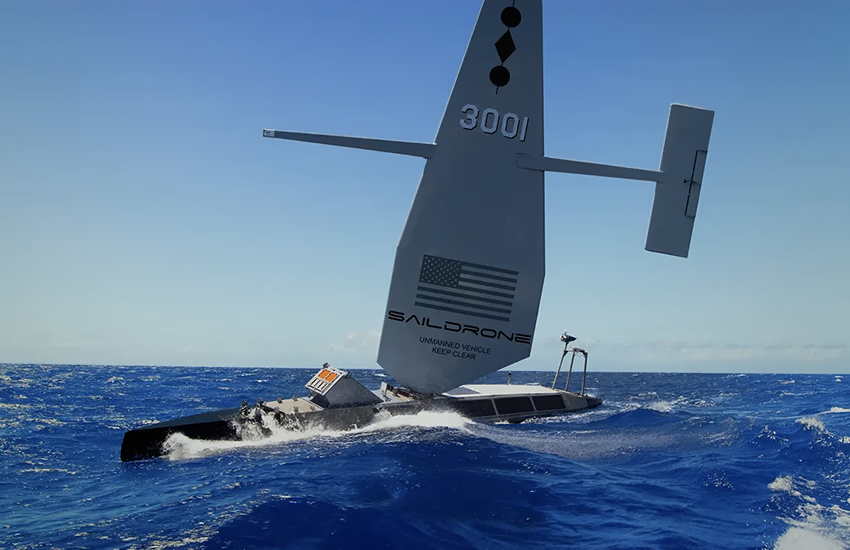 Saildrone Surveyor insansız su üstü aracı açık denizde seyir halinde