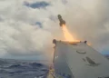 Lockheed Martin'e ait bir JAGM füzesi, RIMPAC tatbikatı sırasında Saildrone Surveyor insansız su üstü aracından fırlatılıyor
