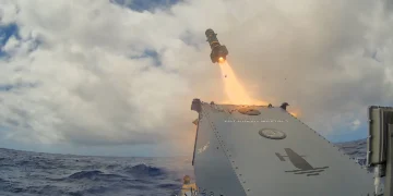 Lockheed Martin'e ait bir JAGM füzesi, RIMPAC tatbikatı sırasında Saildrone Surveyor insansız su üstü aracından fırlatılıyor
